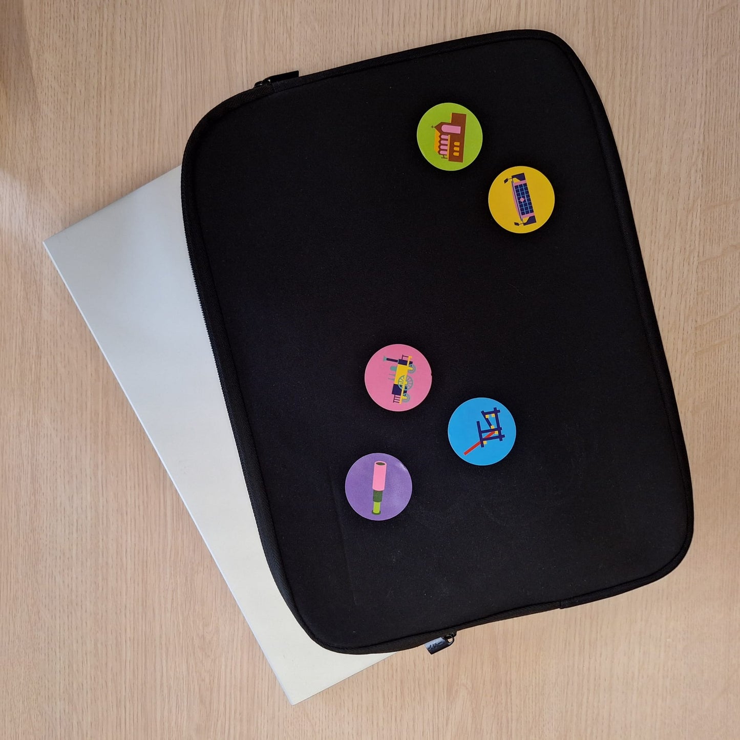 Laptophoes met geplakte stickers erop