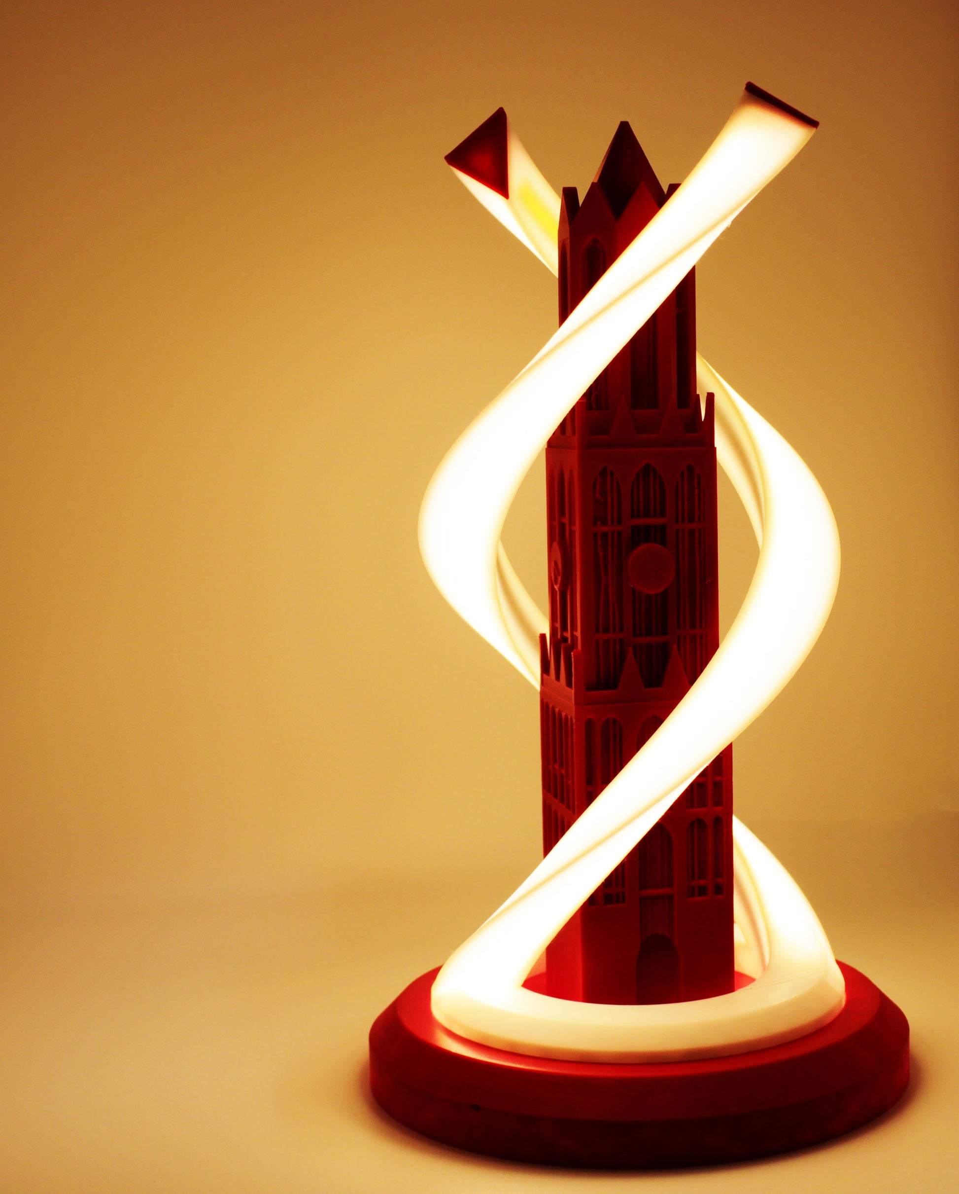een 3D geprinte lamp in de vorm van de Domtoren met twee spiralen eromheen