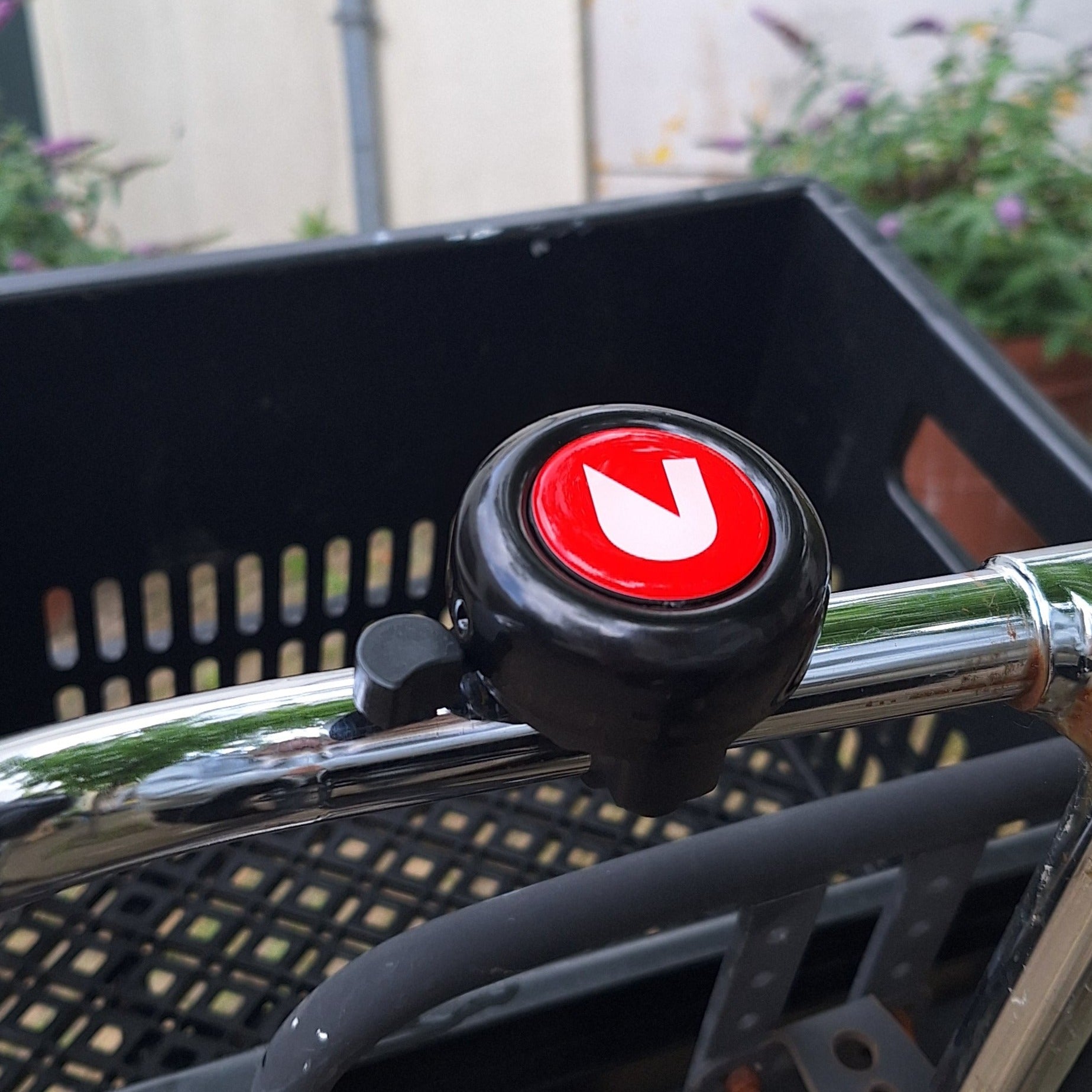 Fietsbel met 'U' erop aan een fiets vastgemaakt