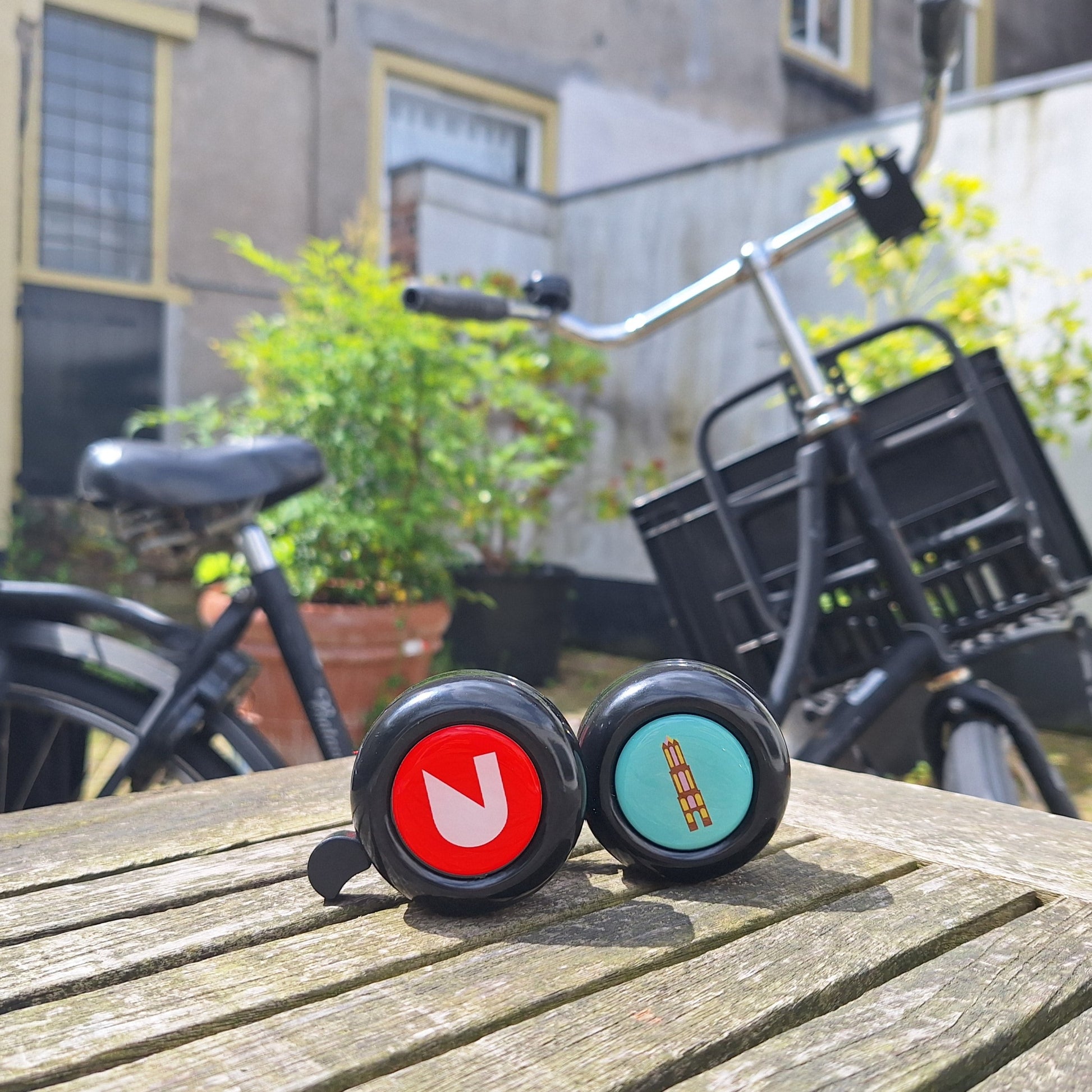 Fietsbel met 'U' erop buiten naast een fiets