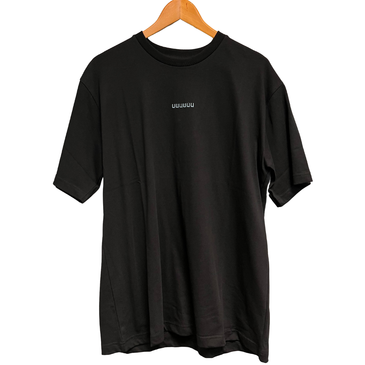 Zwart T-Shirt "UUUUUU" met lichtblauw gekleurde letters