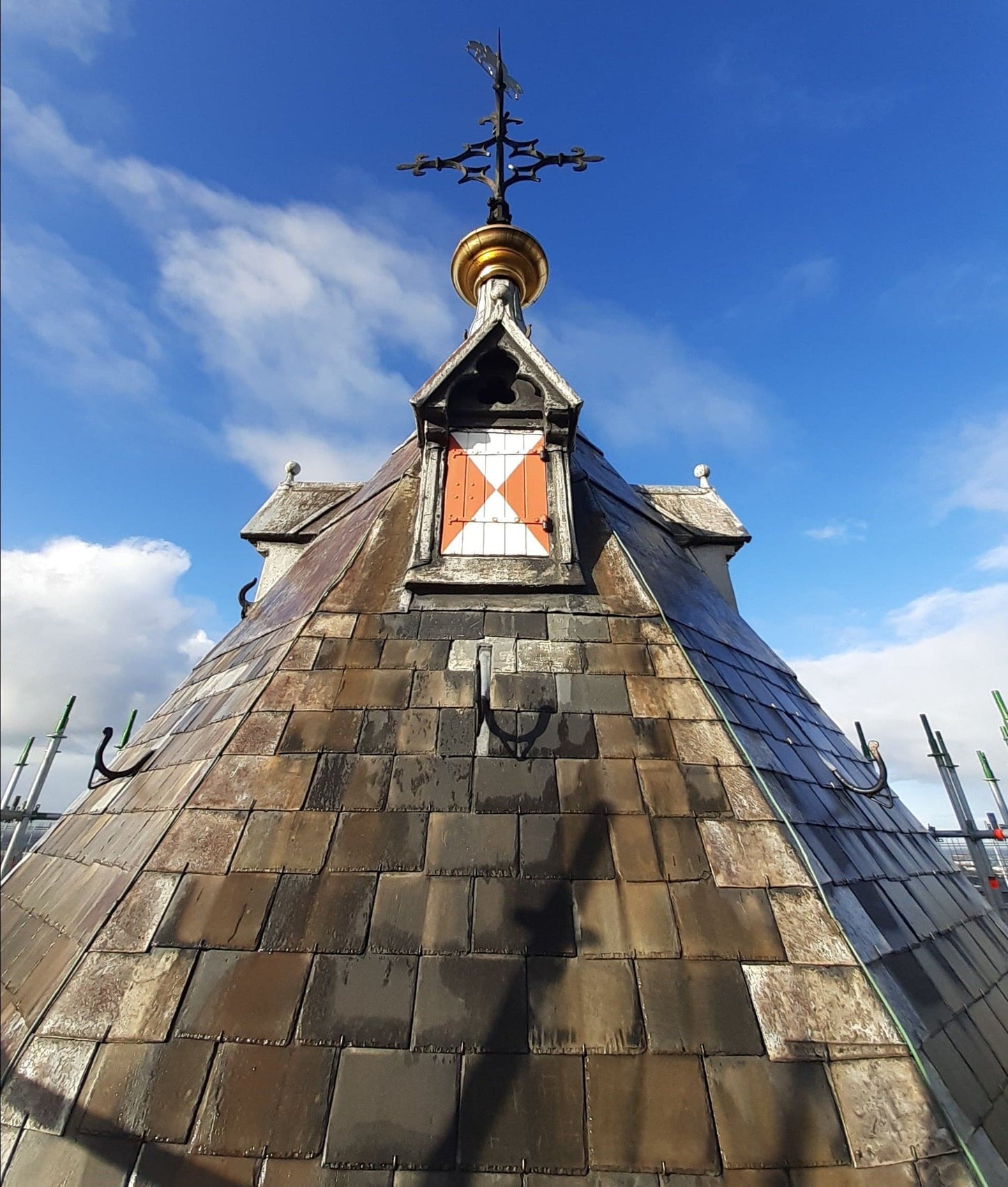 dakleien bovenop de spits van de domtoren