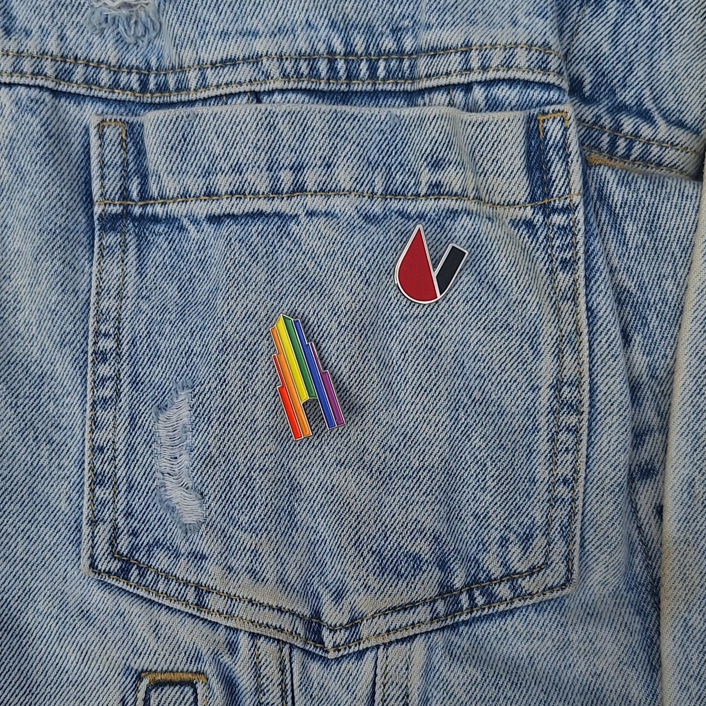 Pride pin op een spijkerbroek
