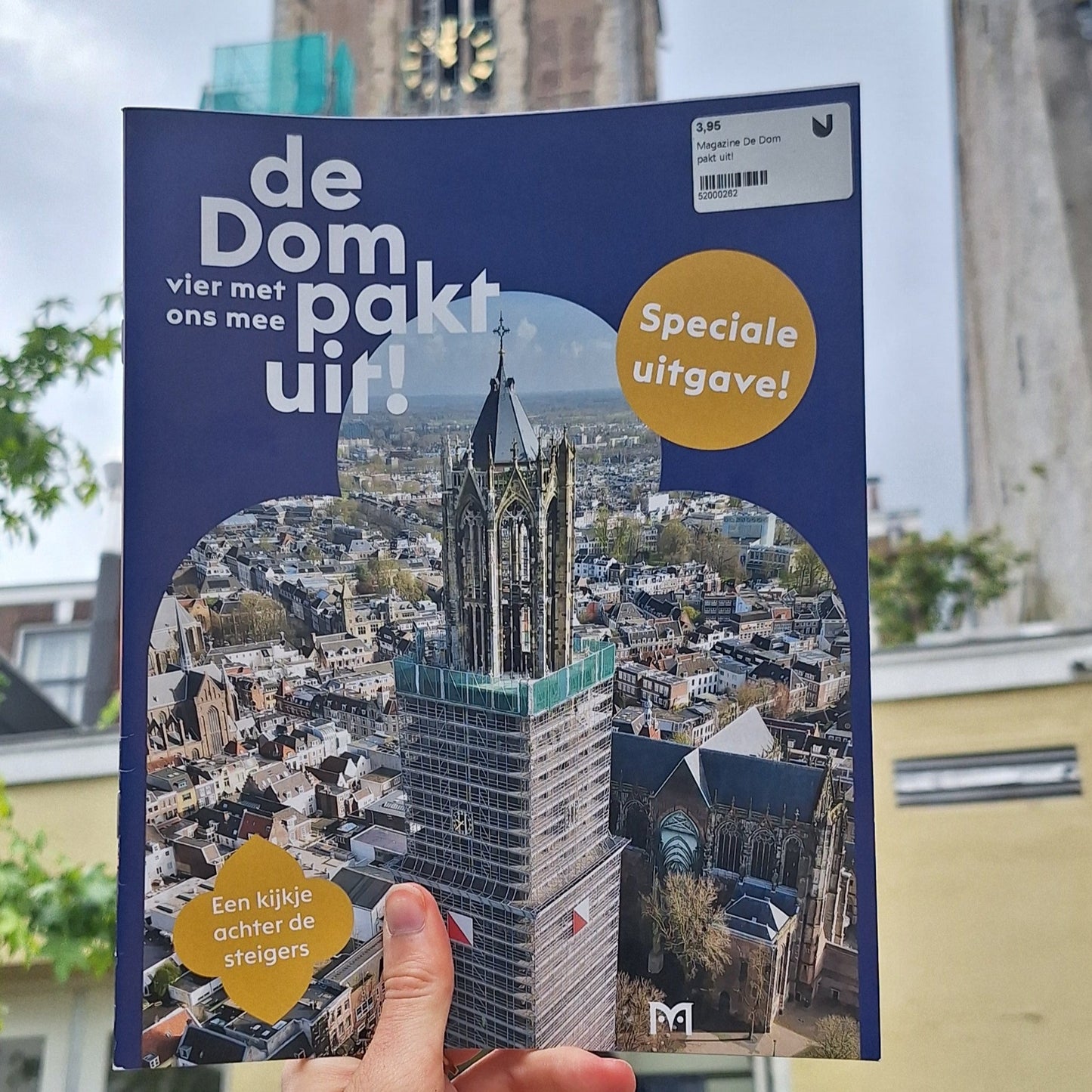 Magazine 'De Dom pakt uit!' met Domtoren op de achtergrond