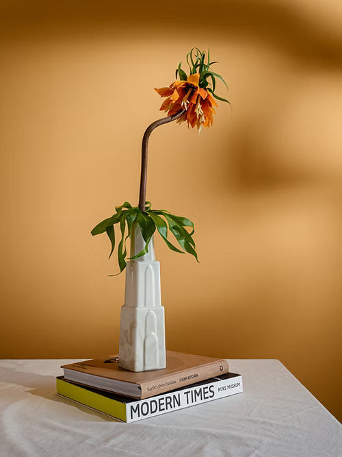 Zandkleurige vaas in de vorm van de Domtoren