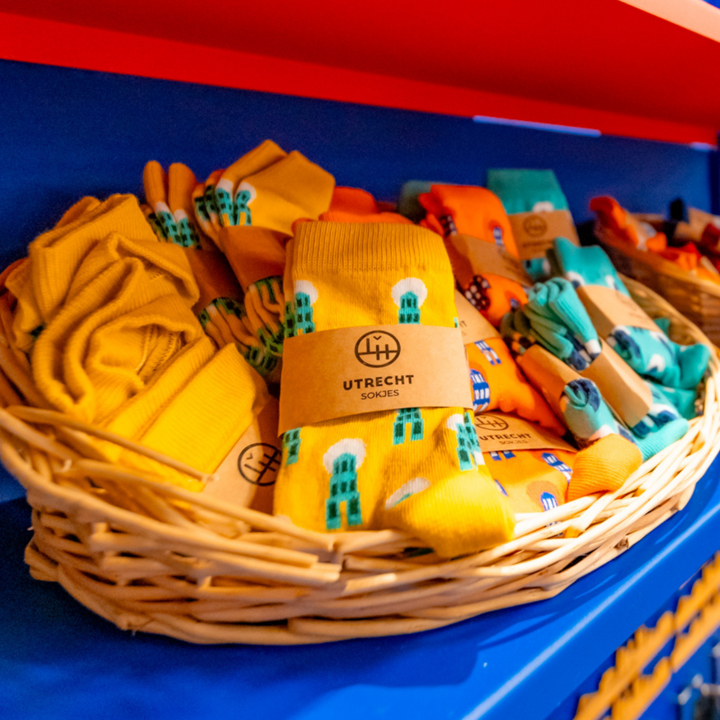 Mand met gele sokken met domtorendesign