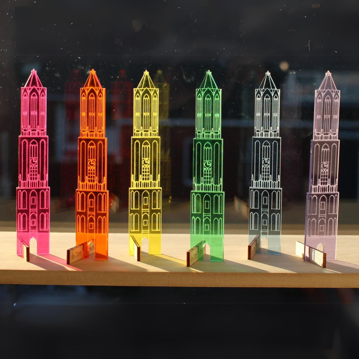 Regenbooggekleurde plexiglas Domtoren met standaard