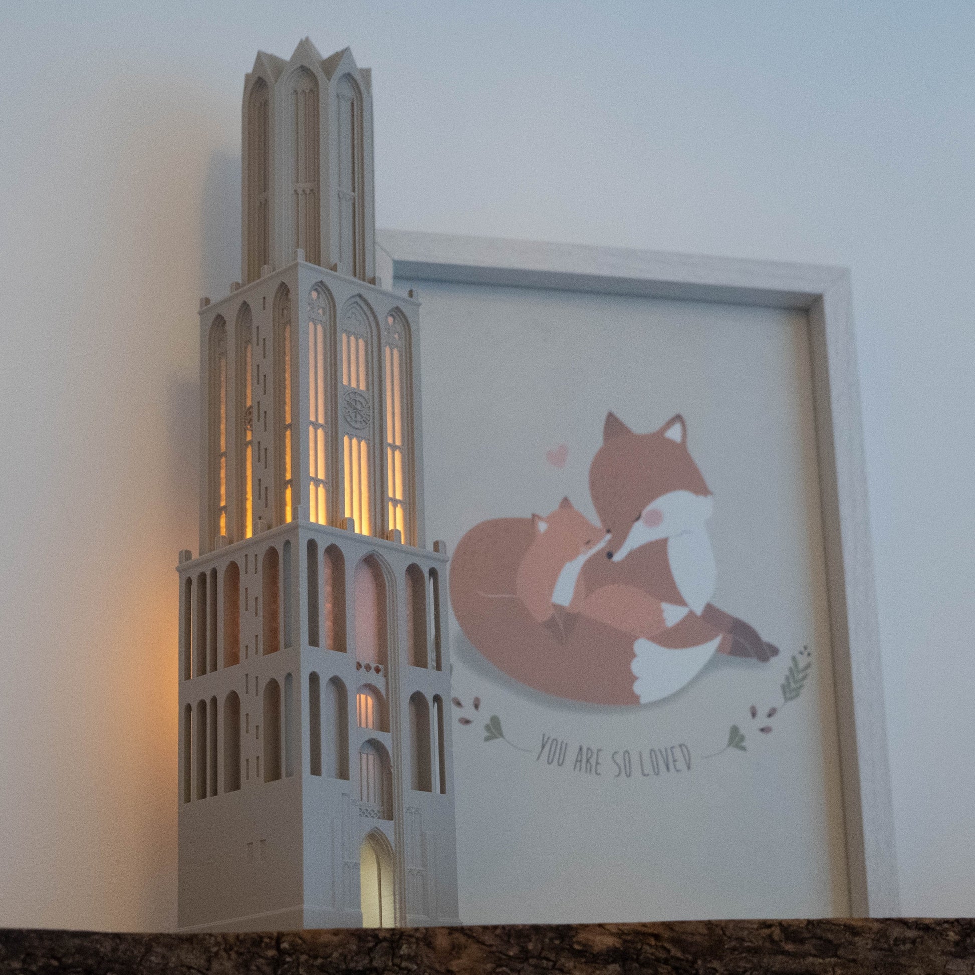 3D geprinte lamp in de vorm van de Domtoren met kunstwerkje in een lijst erachter
