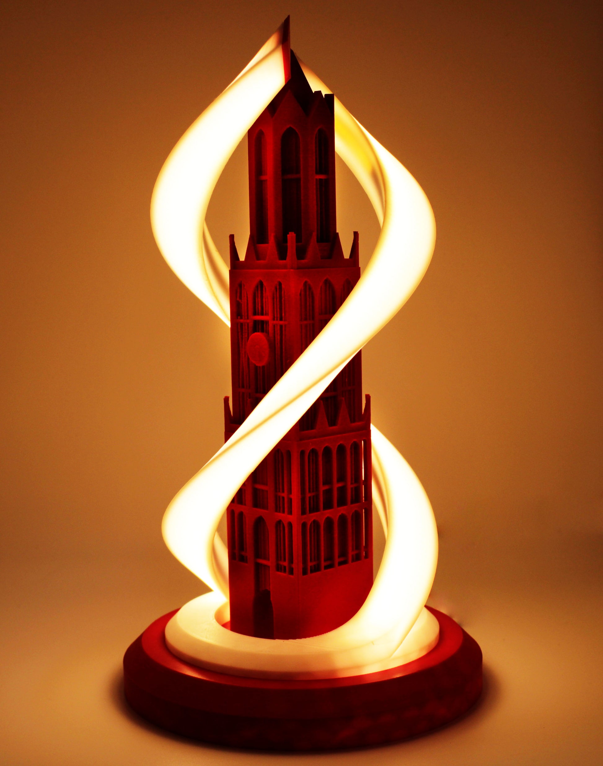 een 3D geprinte lamp in de vorm van de Domtoren met twee spiralen eromheen