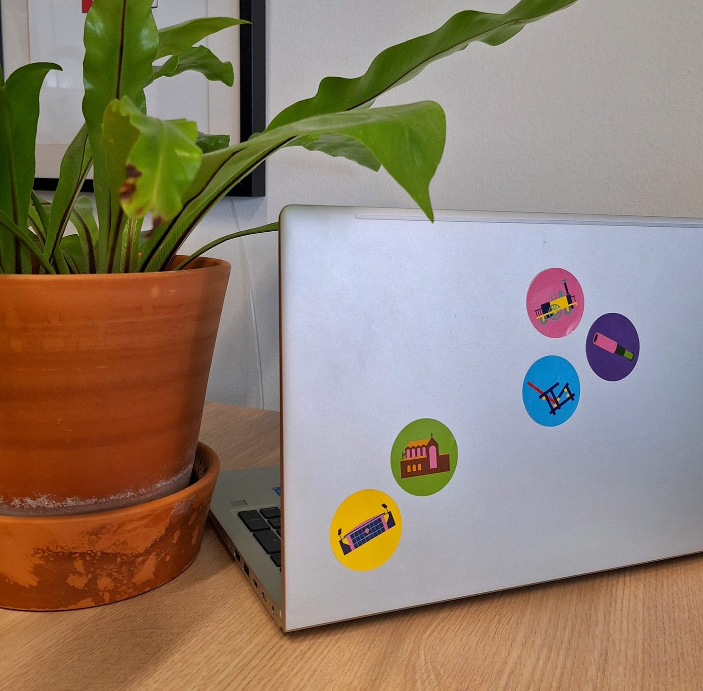Laptop met geplakte stickers