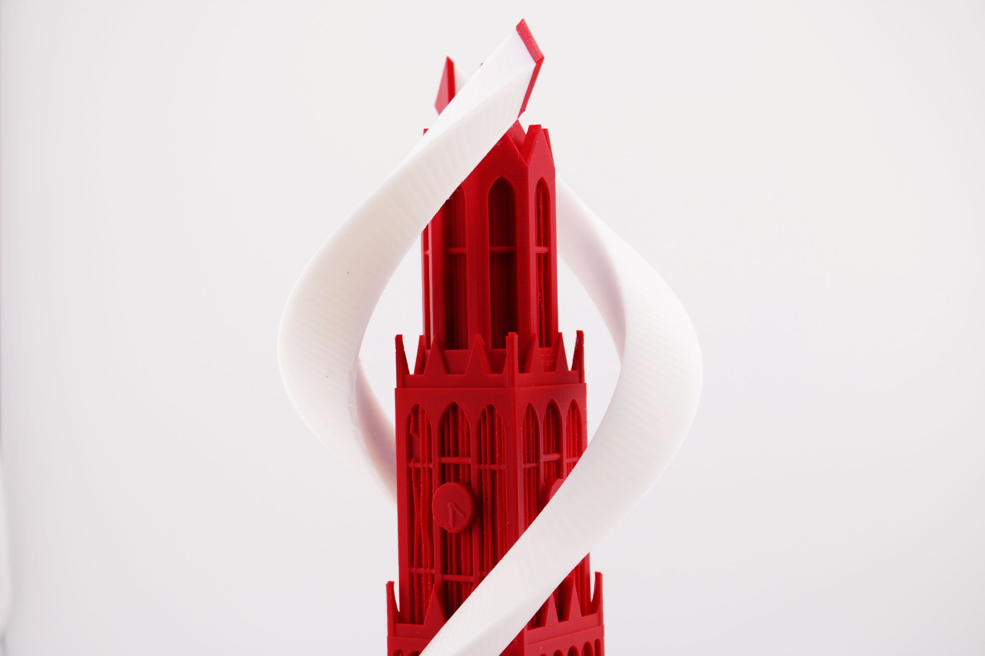 een 3D geprinte lamp in de vorm van de Domtoren met twee spiralen eromheen