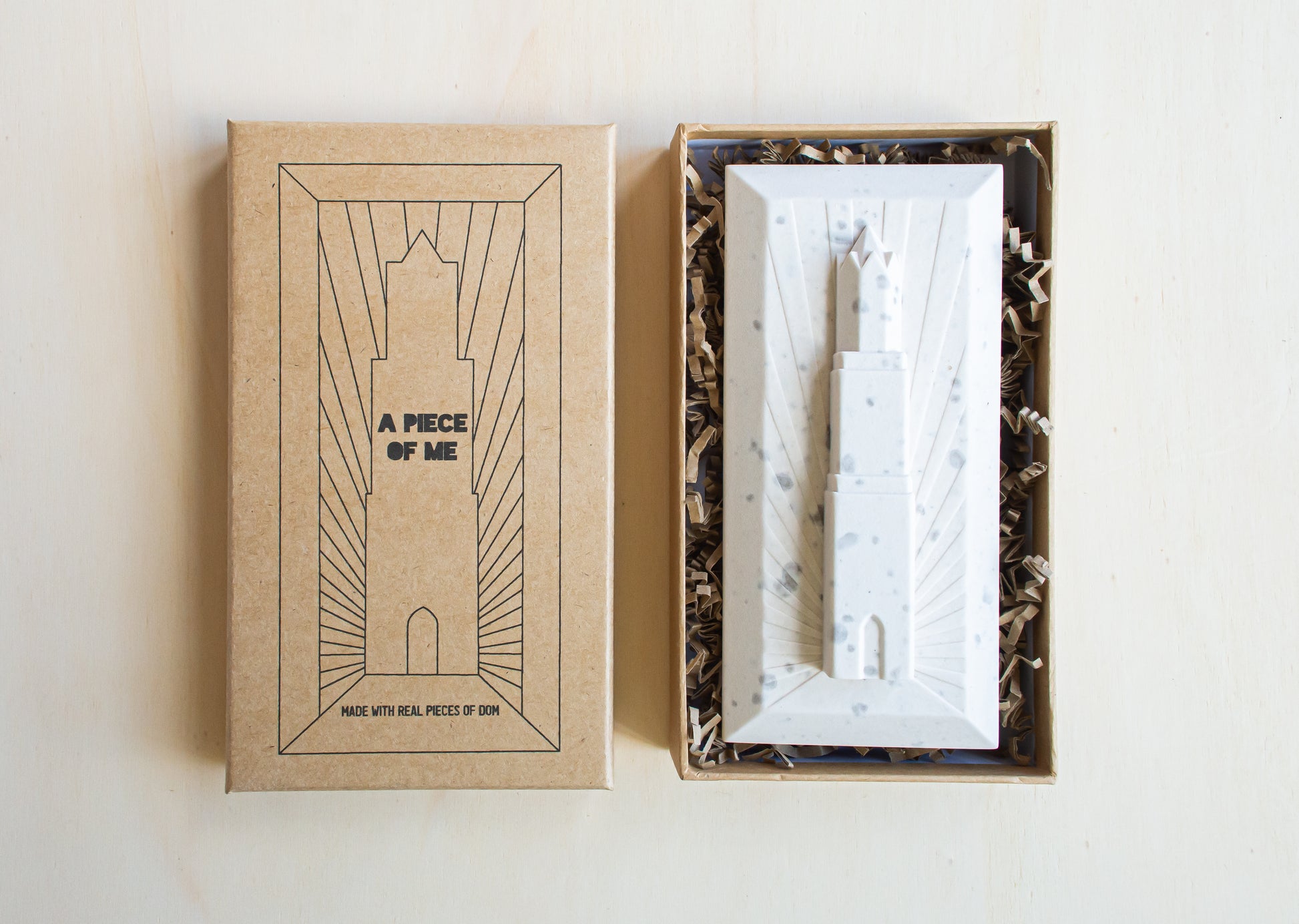 Standbeeldje van het vooraanzicht van de Domtoren, gemaakt van gruis van de Domtoren. Met doos.