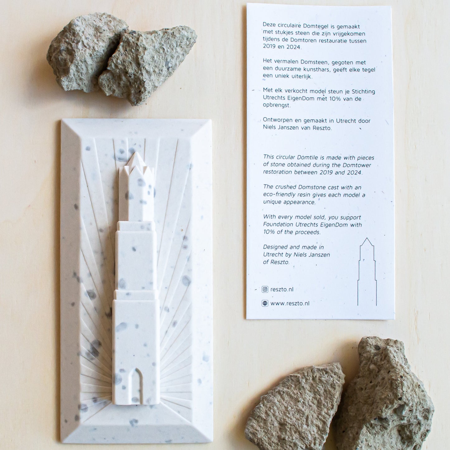 Standbeeldje van het vooraanzicht van de Domtoren, gemaakt van gruis van de Domtoren. Met bewijs en brokstukken