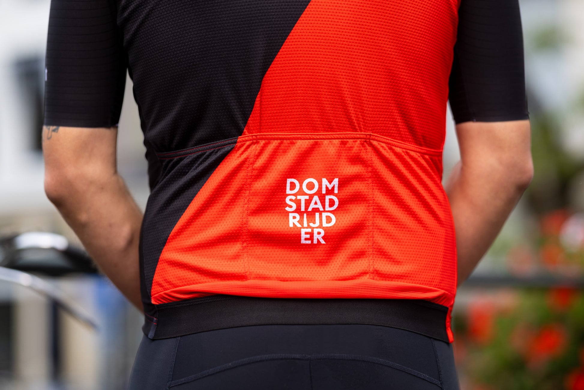 Achterkant van het shirt en de zakken op de onderrug van het wielrenshirt