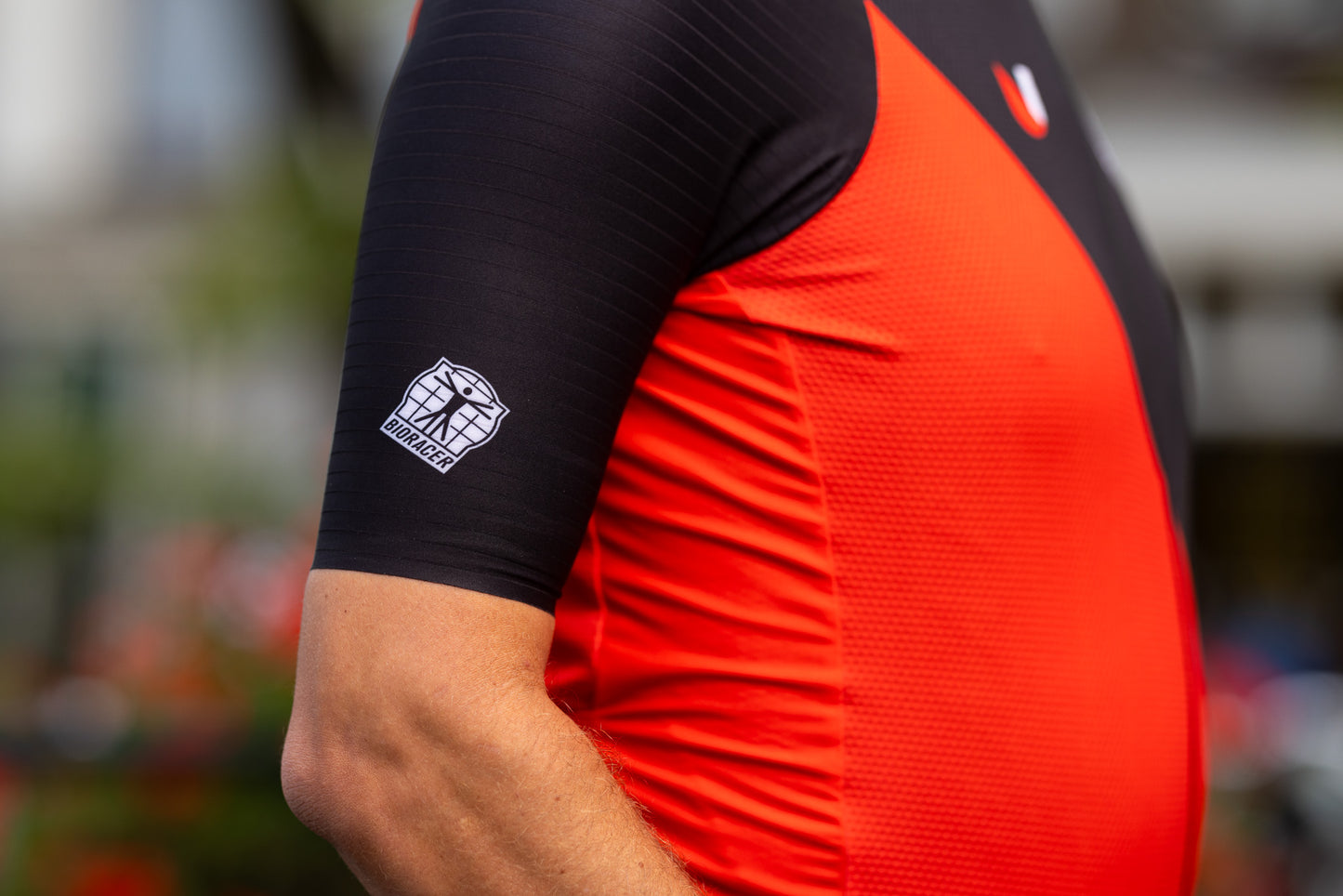 Close up van de mouw van het domstadrijdershirt, bioracer logo