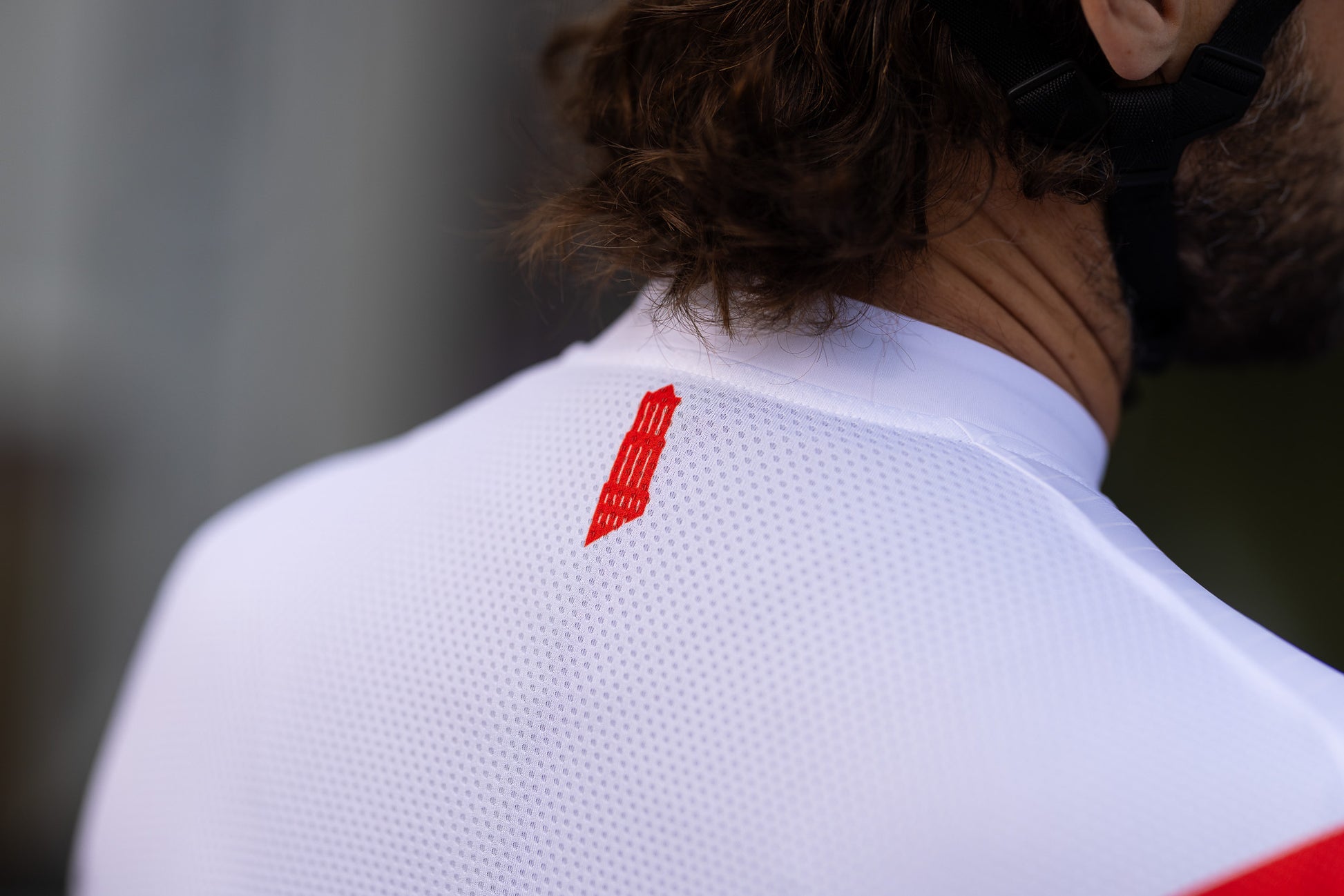 Close up van wielrenshirt met domtoren in de nek