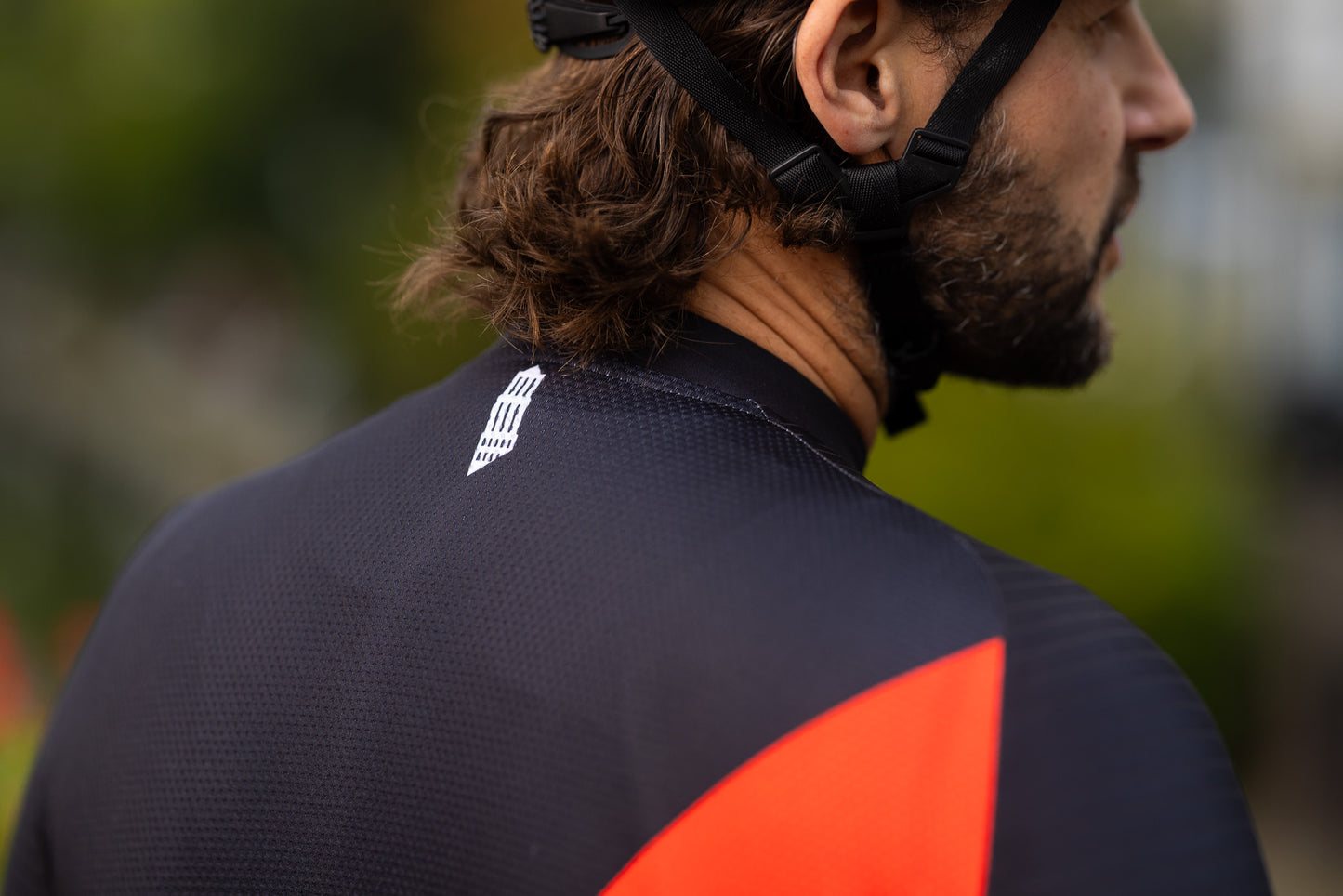 Foto van de achterkant van het wielrenshirt. Kleine domtoren in de nek van het shirt