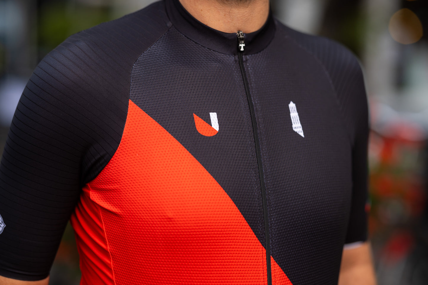 Wielrenshirt "Domstadrijder" Zwart - heren. Rode diagonaal en een kleine domtoren en U op de borst