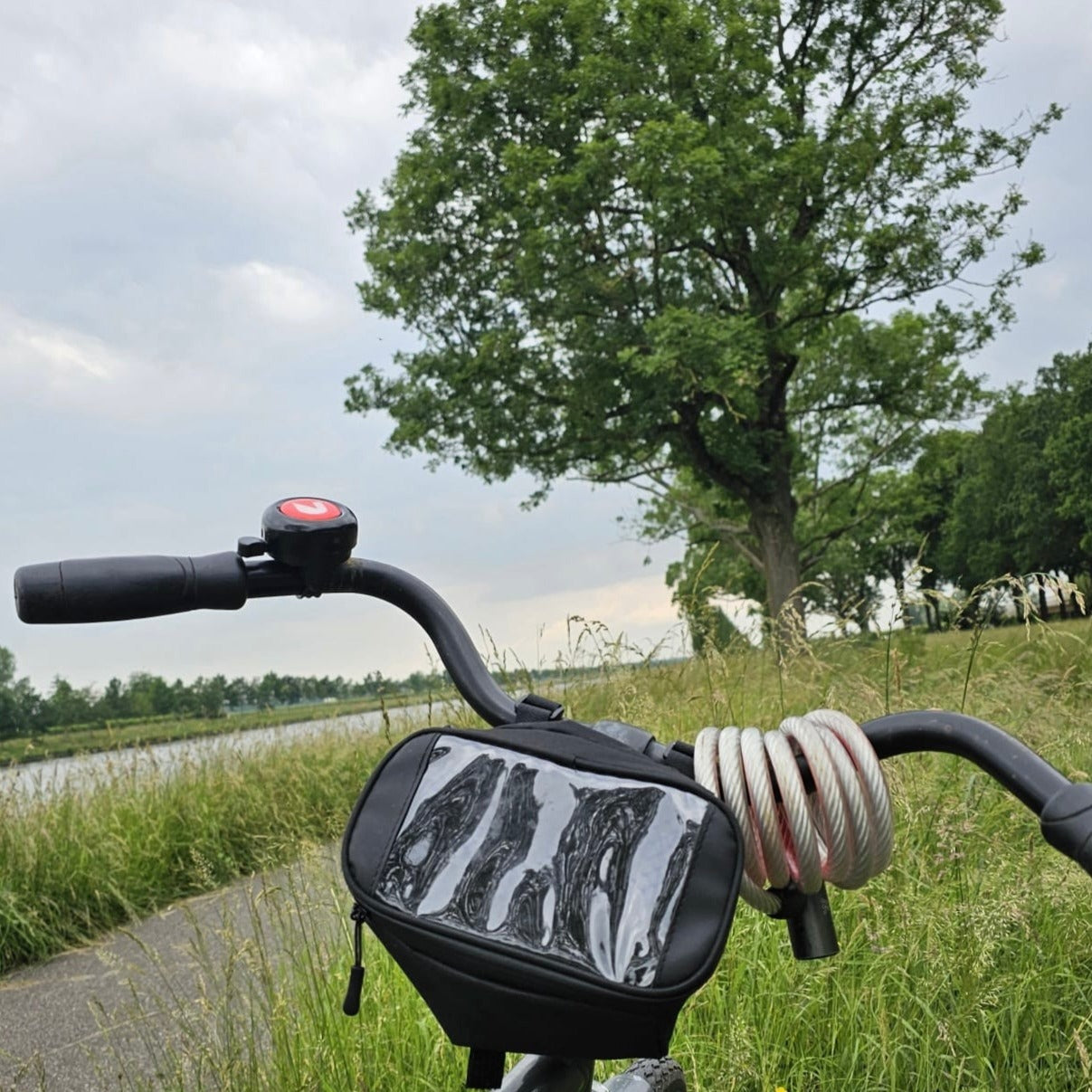 Fietsbel met 'U' erop tijdens fietsrit