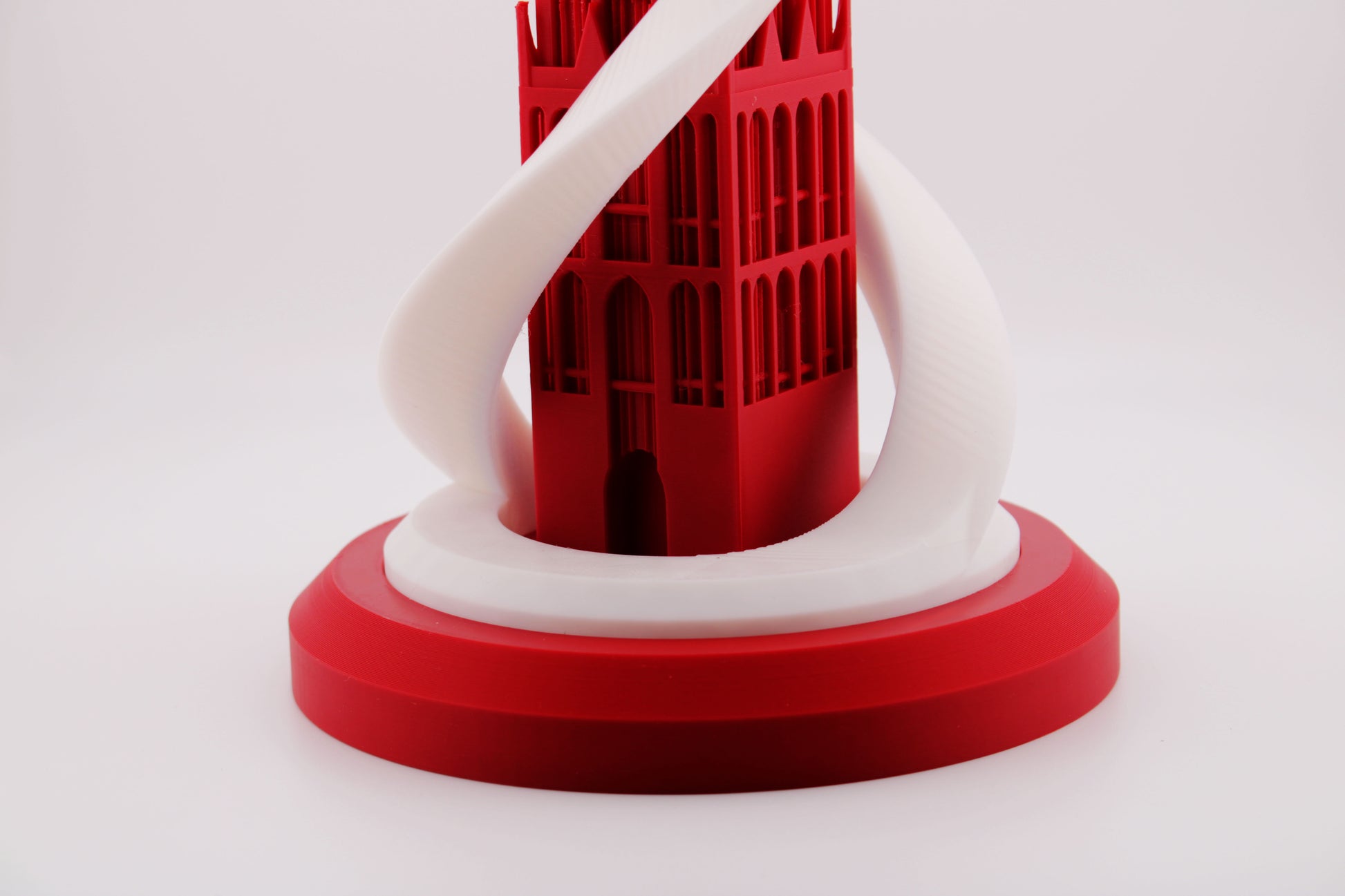 een 3D geprinte lamp in de vorm van de Domtoren met twee spiralen eromheen