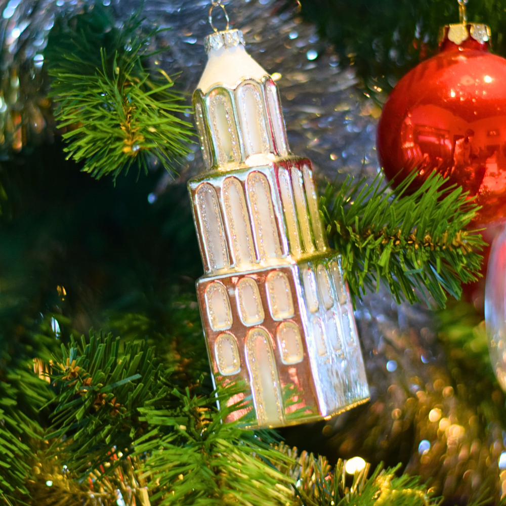 Kerstbal Domtoren Zilver kerstornament in de kerstboom
