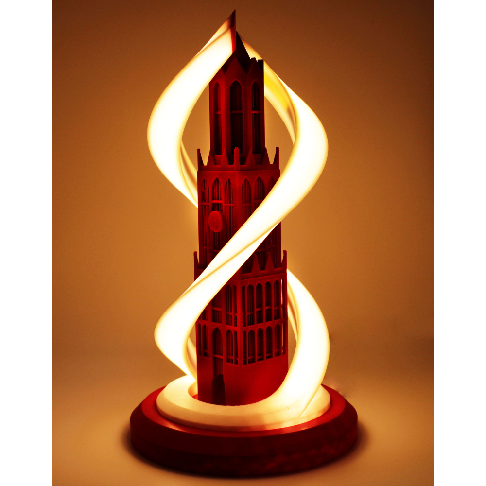 een 3D geprinte lamp in de vorm van de Domtoren met twee spiralen eromheen