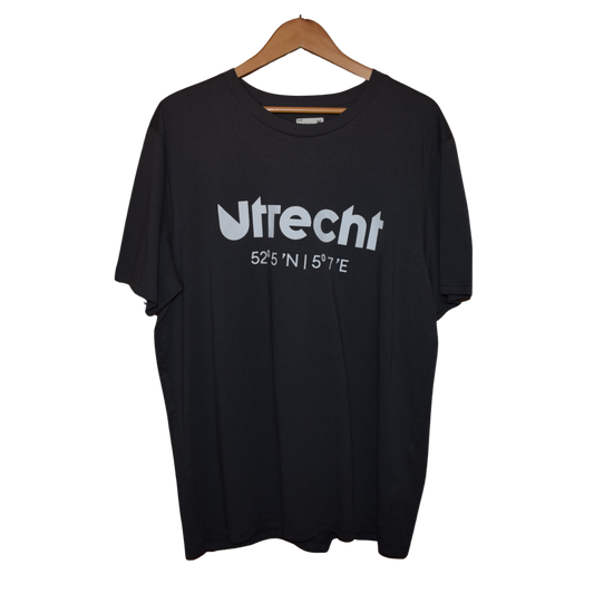 Grijs shirt met Utrecht erop en coordinaten