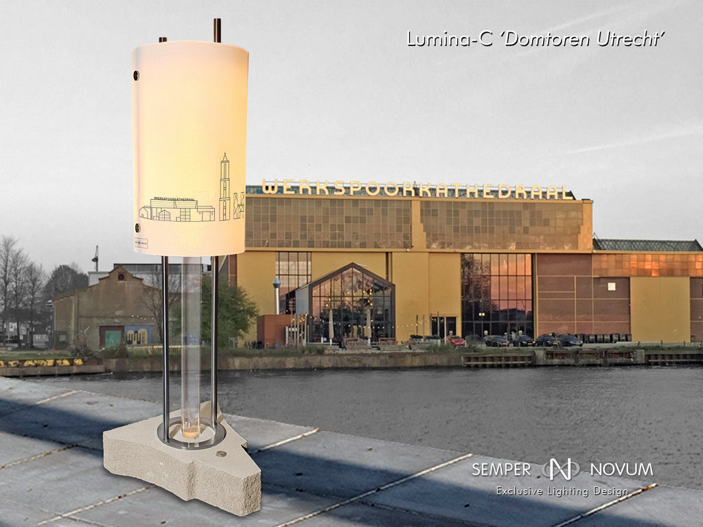 Lamp gemaakt met stuk van de Domtoren met de werkspoorkathedraal op de achtergrond