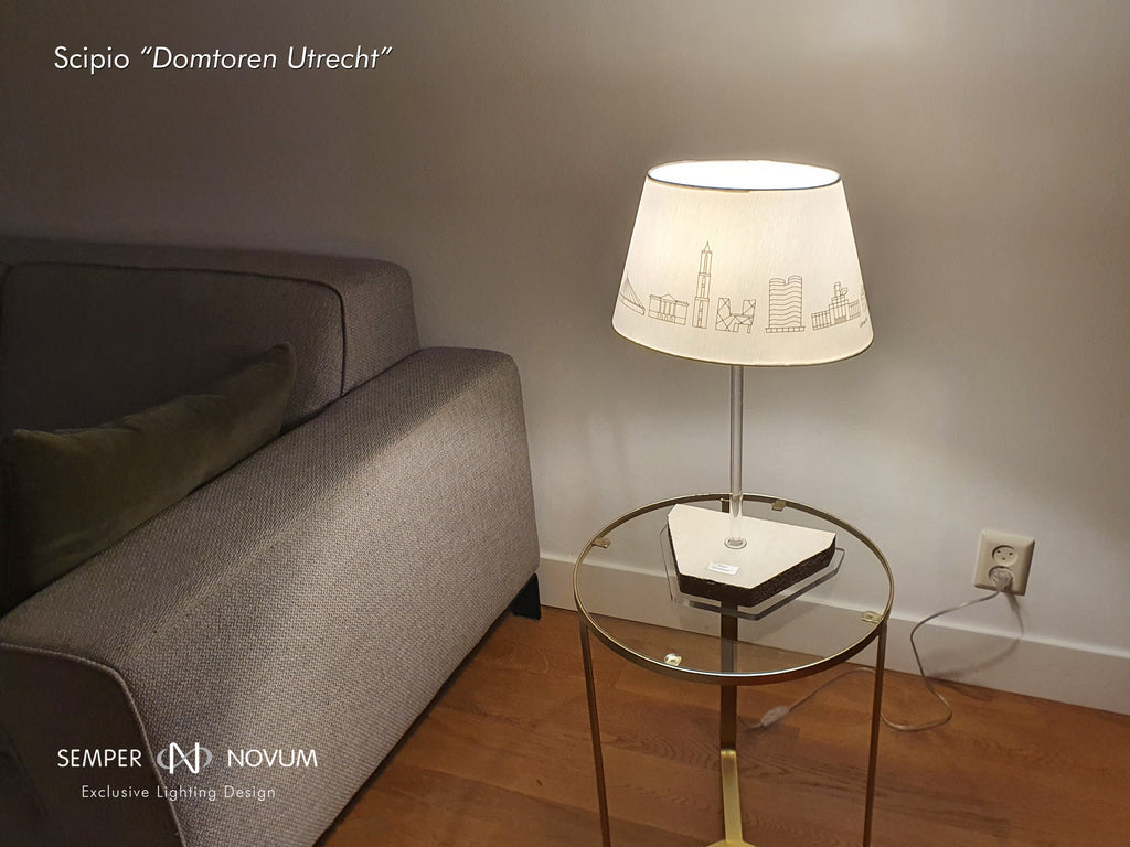 Lamp gemaakt met stuk van de Domtoren in de woonkamer
