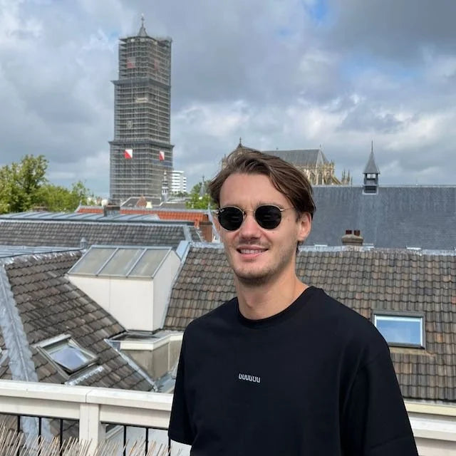 Zwart T-Shirt "UUUUUU" met lichtblauw gekleurde letters met de Domtoren op de achtergrond