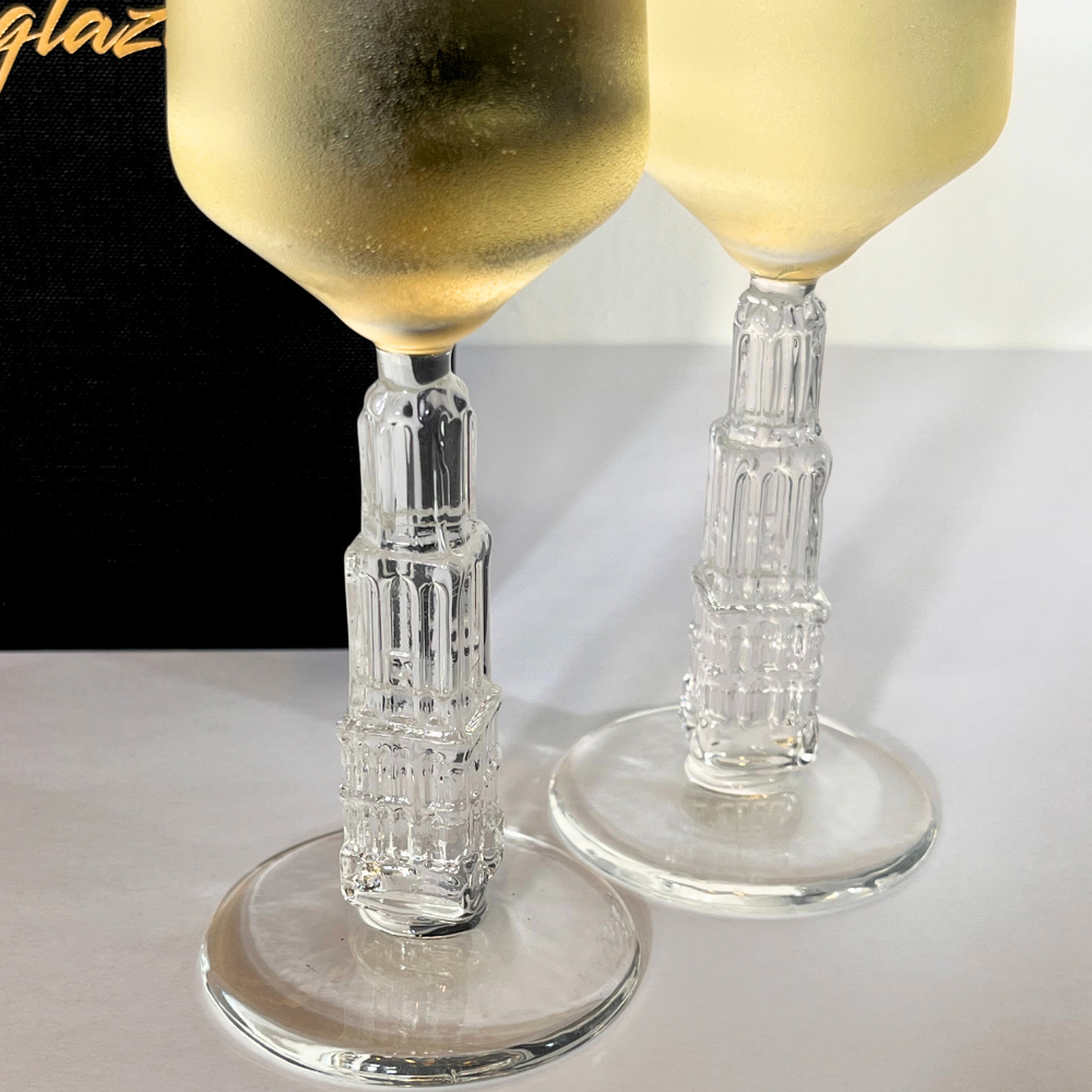 Close up van de met de hand geblazen champagneglazen met de Domtoren als voet