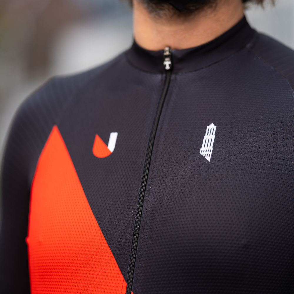 Wielrenshirt "Domstadrijder" Zwart - heren. Rode diagonaal en een kleine domtoren en U op de borst