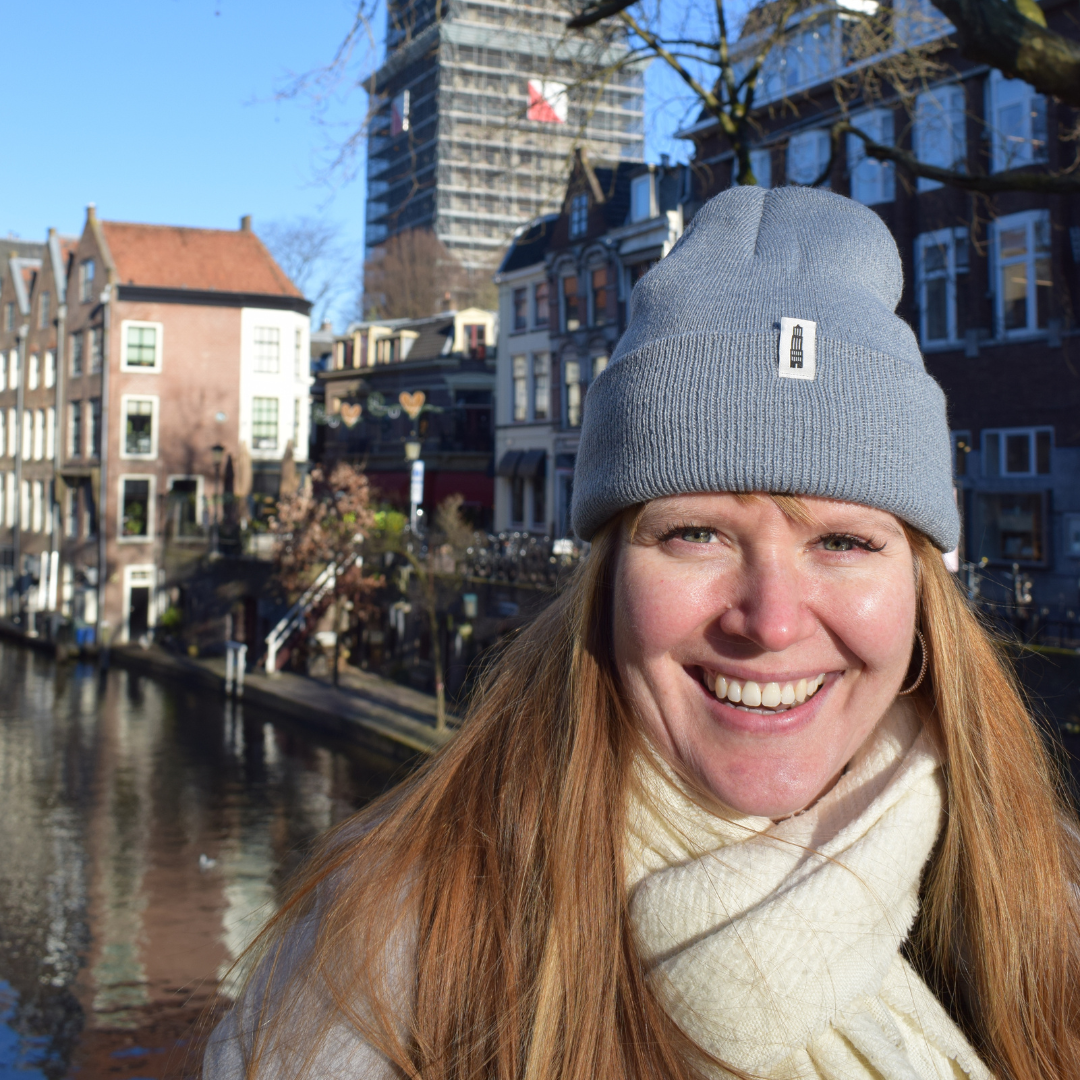 Model met grijze muts met een klein Domtoren logo