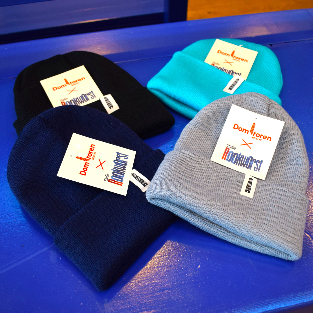 Zwarte, blauwe, grijze en donkerblauwe muts met een klein Domtoren logo