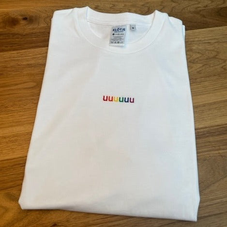 T-Shirt "UUUUUU" met regenbooggekleurde letters