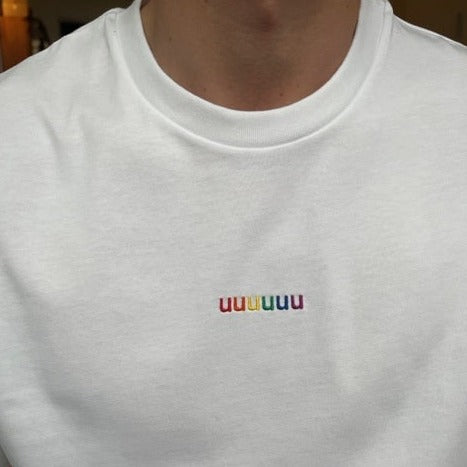 Close up van T-Shirt "UUUUUU" met regenbooggekleurde letters