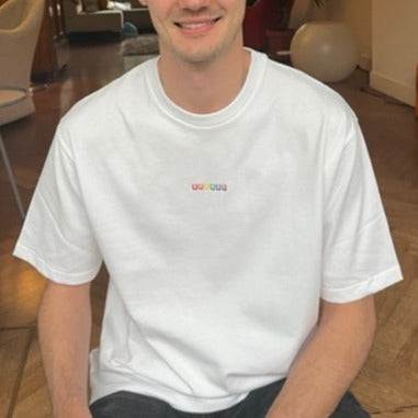 T-Shirt "UUUUUU" met regenbooggekleurde letters