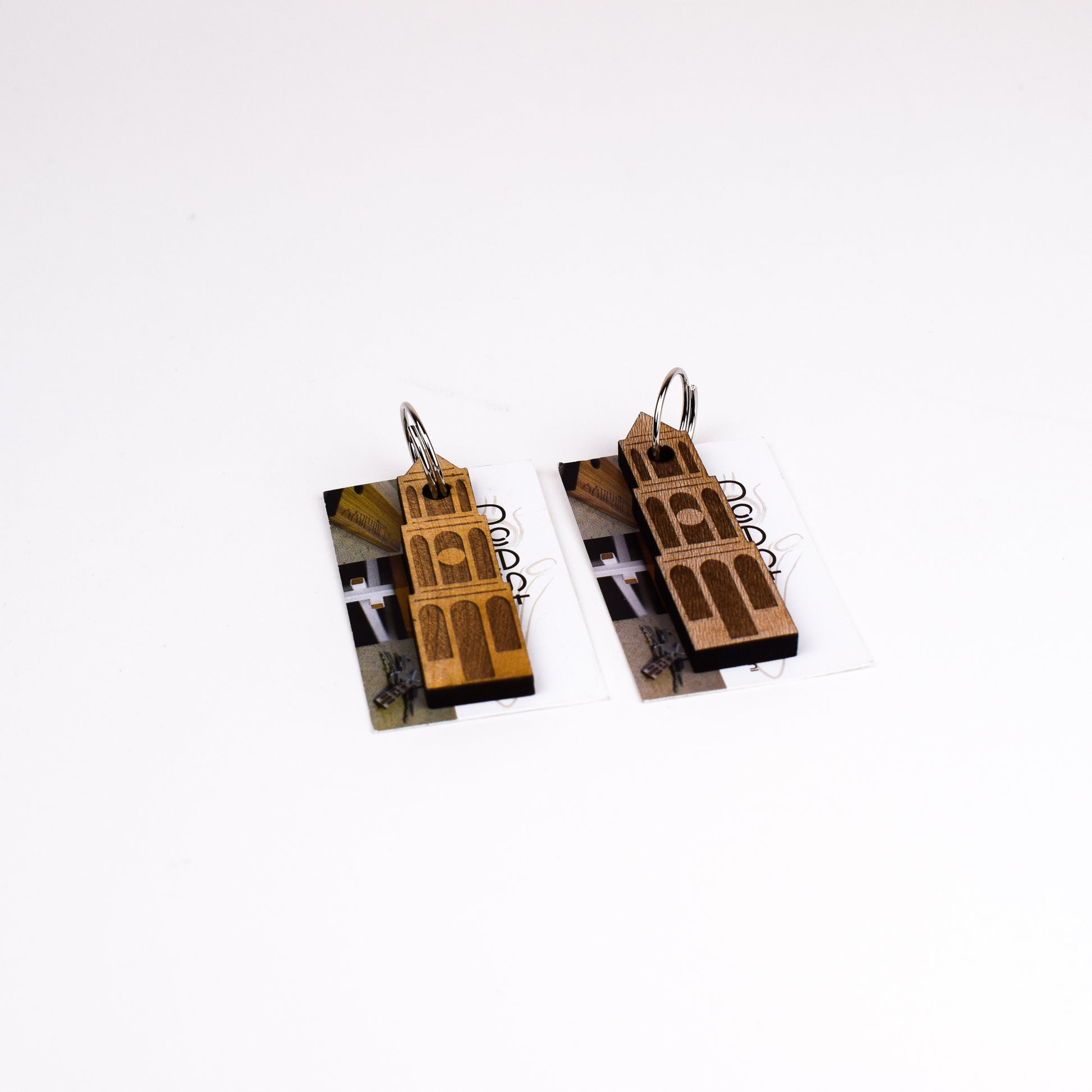 Twee Sleutelhangers stadshouten Domtoren gemaakt van Utrechtse bomen