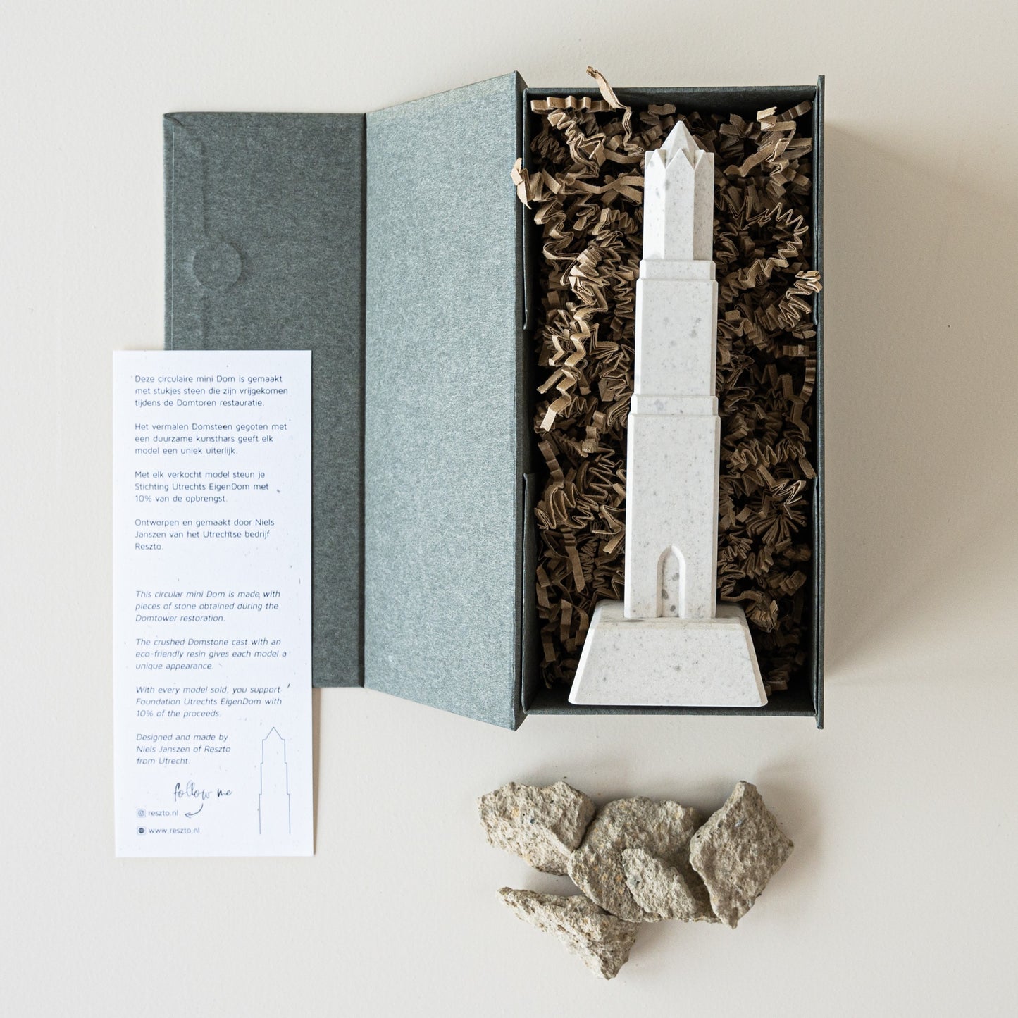 Domtoren standbeeldje van vooraanzicht gemaakt van gruis van de domtoren in de doos