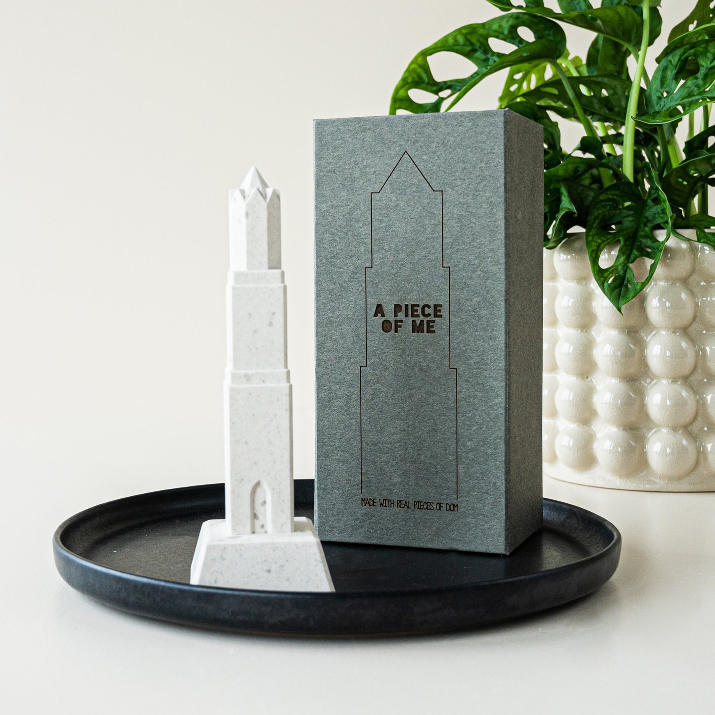 Domtoren standbeeldje van vooraanzicht gemaakt van gruis van de domtoren met de doos