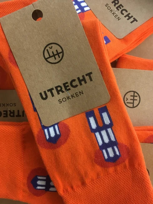 oranje sokken met domtorendesign