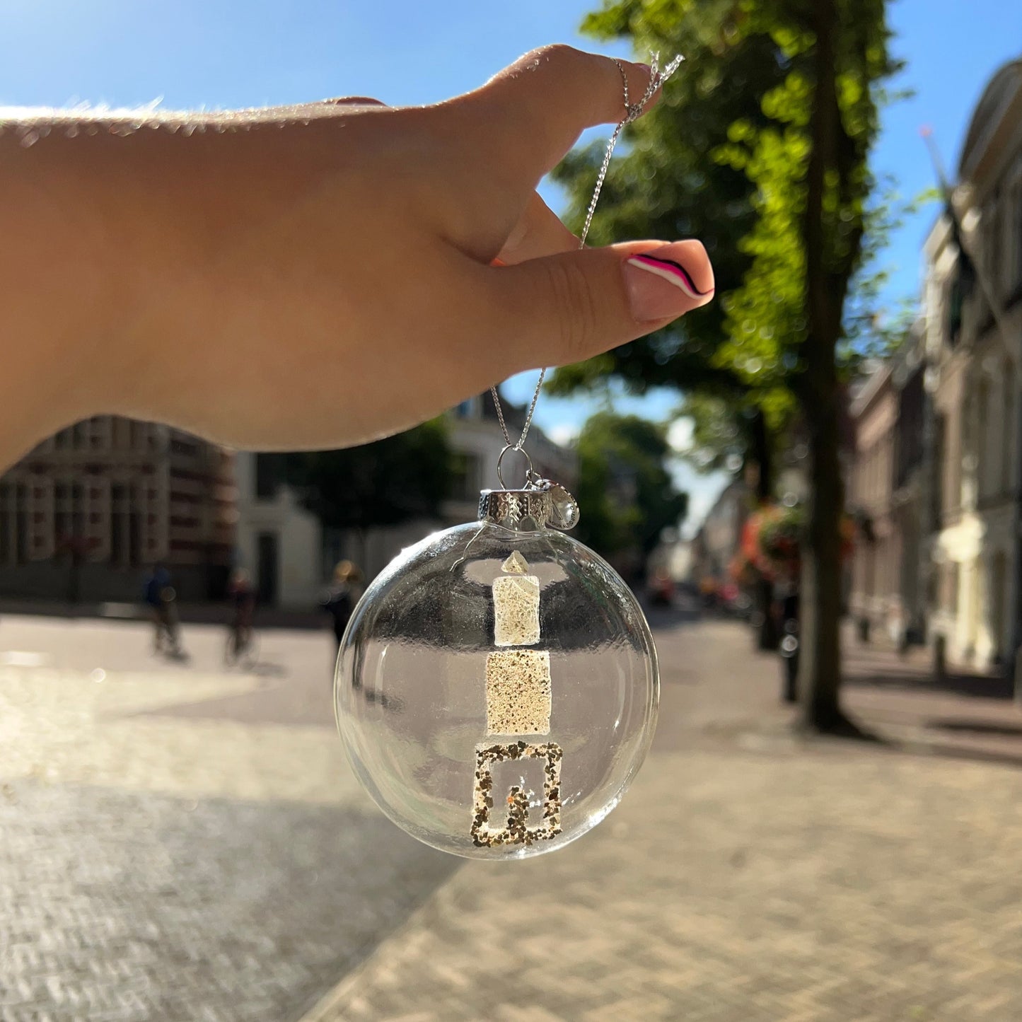 Kerstbal met domtorendesign van gruis van de domtoren op het domplein