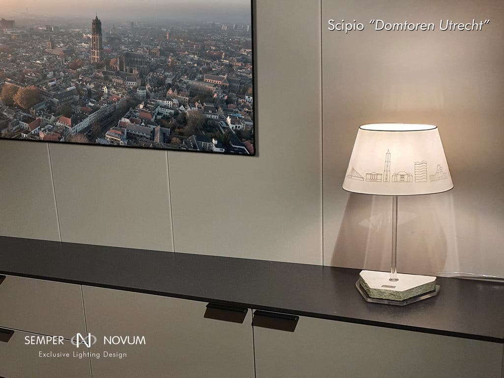 Lamp gemaakt met stuk van de Domtoren in een kantooromgeving