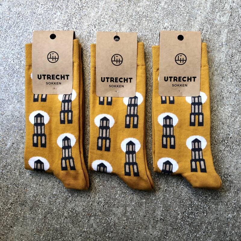 Drie paar gele sokken met domtorendesign