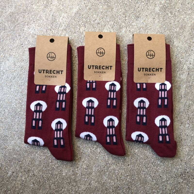 Drie paar bordeaux sokken met domtorendesign