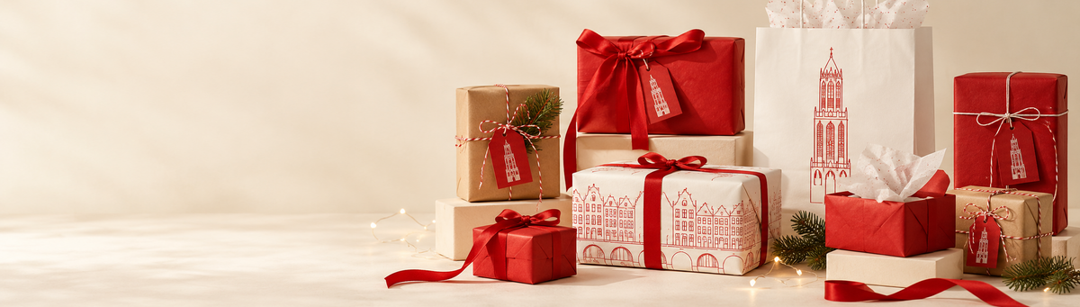 Feestelijk ingepakte cadeaus met rode linten en Utrechtse details