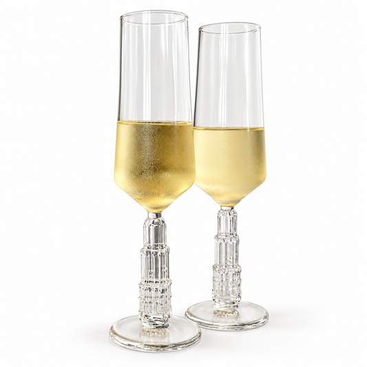 Domtoren Champagneglazen op witte achtergrond