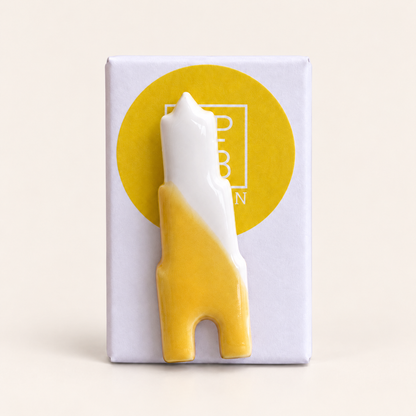 Pin keramiek handgemaakt – beige studiofoto