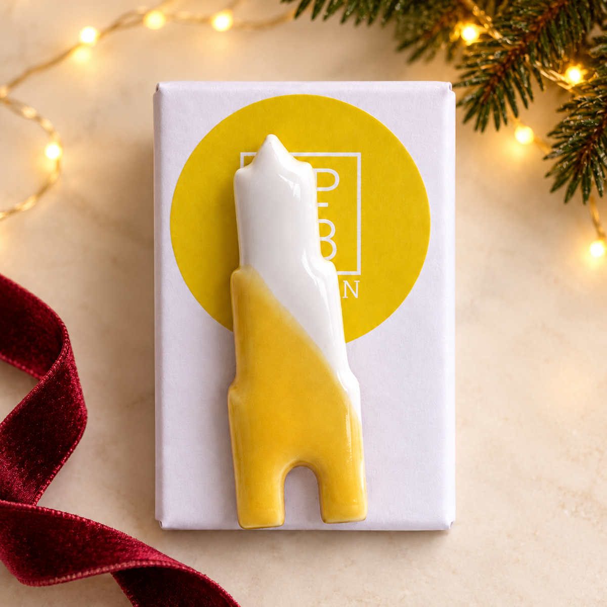 Pin keramiek handgemaakt – feestelijke sfeerfoto