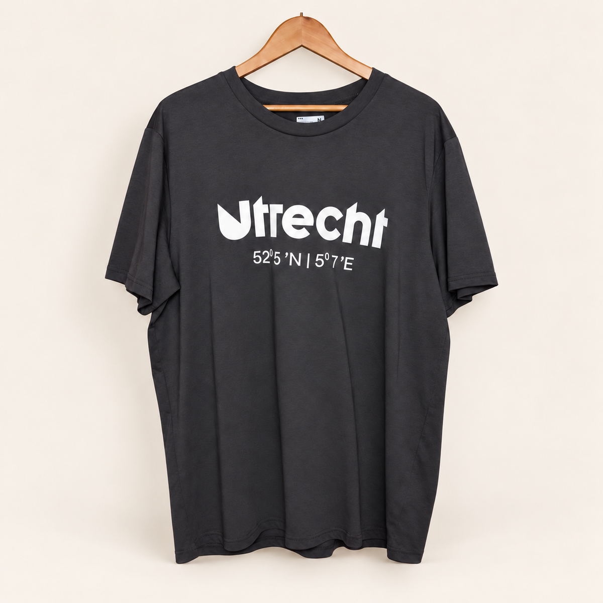 Grijs Utrecht t-shirt – beige studiofoto